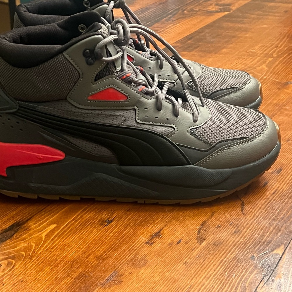 Puma Men's Gray and Red Sneakers